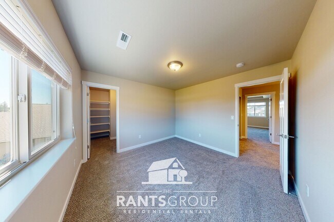Building Photo - Beautiful Newer Home! Easy I5 access!
