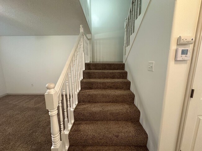 Building Photo - 2 Bed, 1.5 Bath Townhome in the Meadows