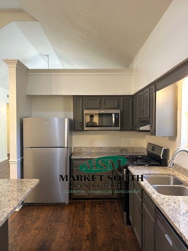 Building Photo - BRANDLEWOOD CUL-DE-SAC OFF GARRARD