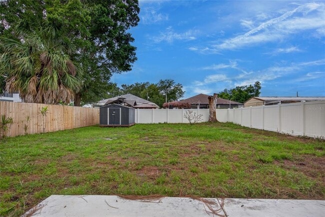 Building Photo - 7508 N Thatcher Ave