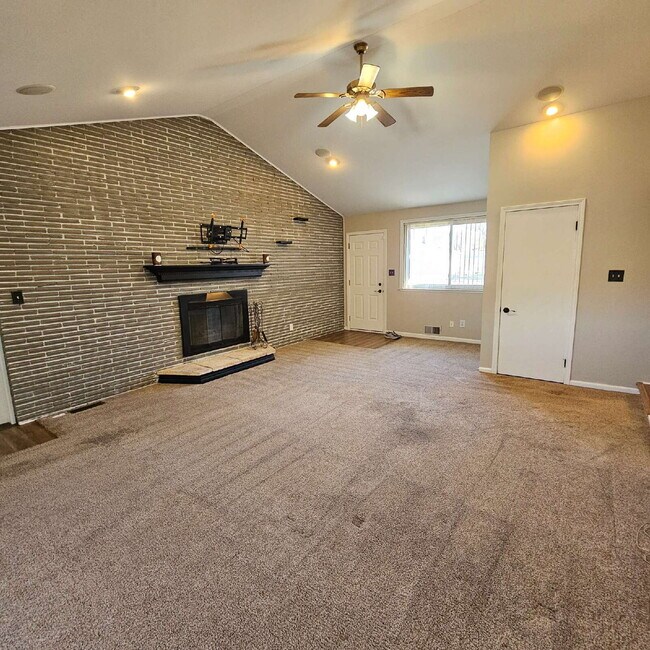 Building Photo - 3 Bedroom, 1.5 Bath Brick Ranch with Attac...