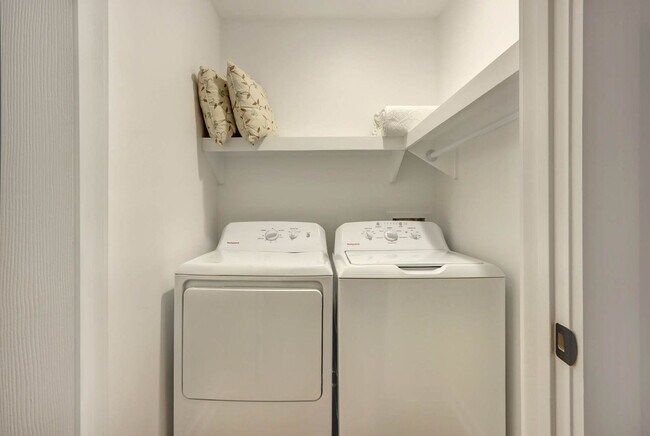 Building Photo - 306 E Victory Dr