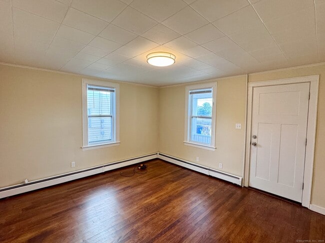 Building Photo - 132 N Elm St