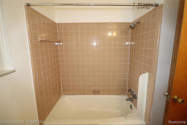 Building Photo - 2 Glendale Dr