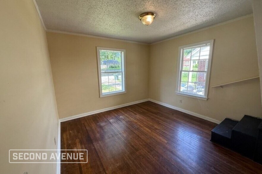 Building Photo - 2374 Larose Ave