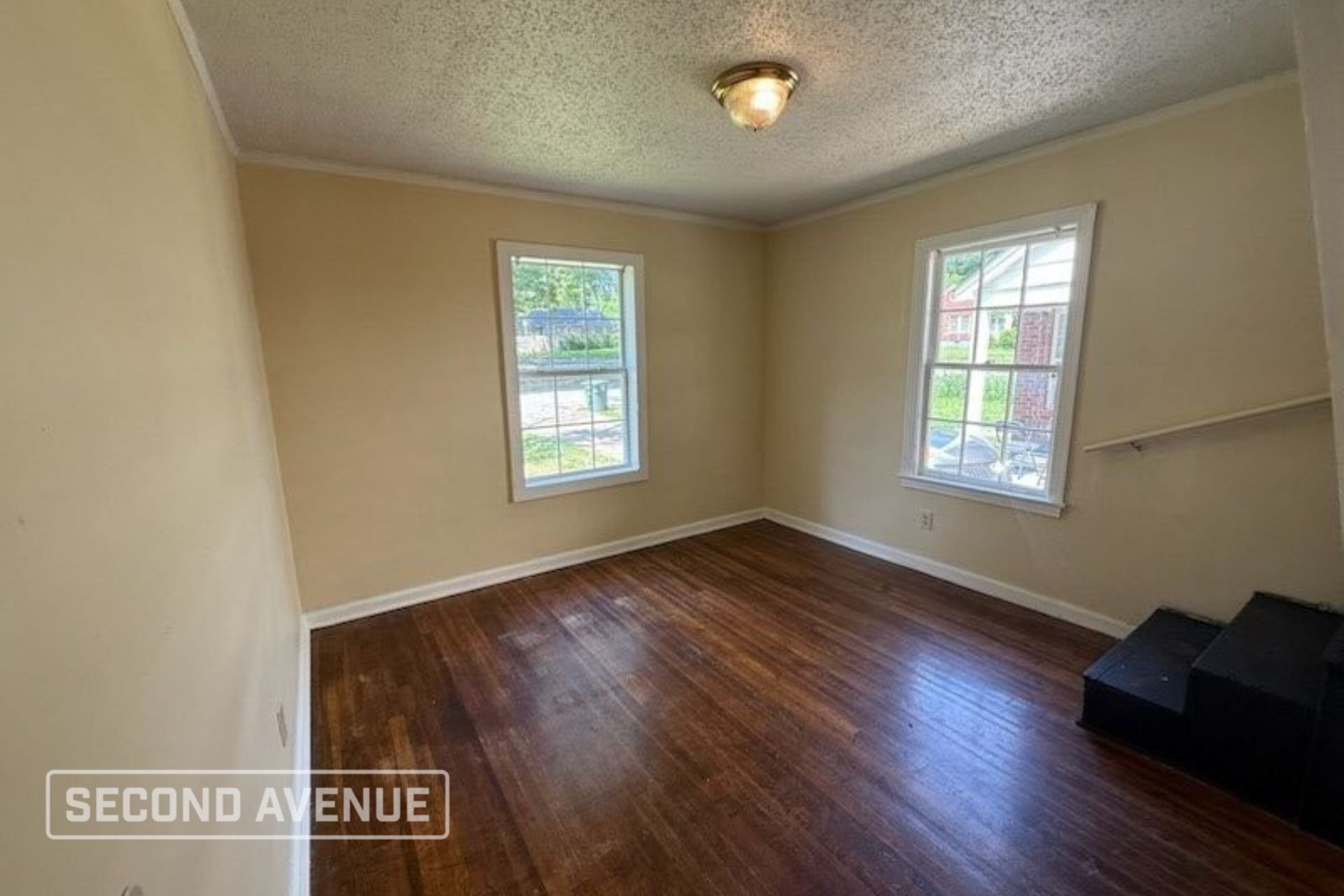Building Photo - 2374 Larose Ave