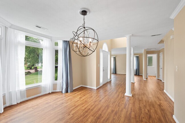 Building Photo - 5 Bedroom, 2.5 Bath Home for Rent in Salem Woods