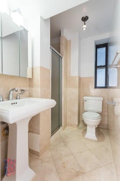 Building Photo - 346 E 18th St