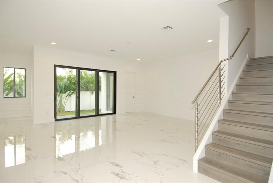 Building Photo - 1435 SW 23rd St