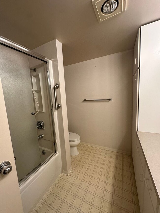 Building Photo - 2 Bedroom Quintet Condo off West Burnside ...