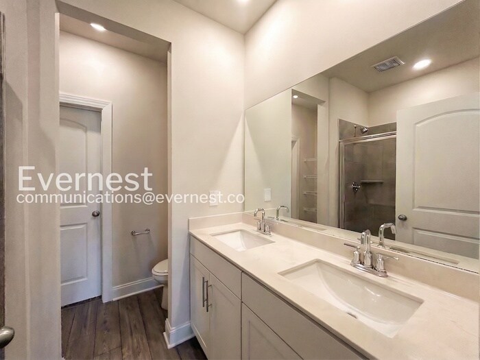 Building Photo - 204 Douglas Bend Rd