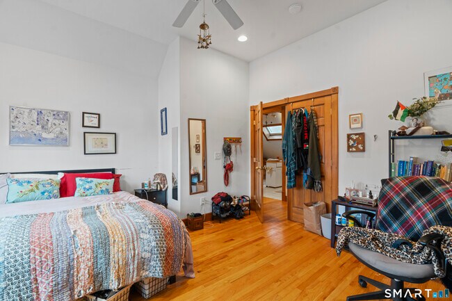 Building Photo - 136 Edwards St