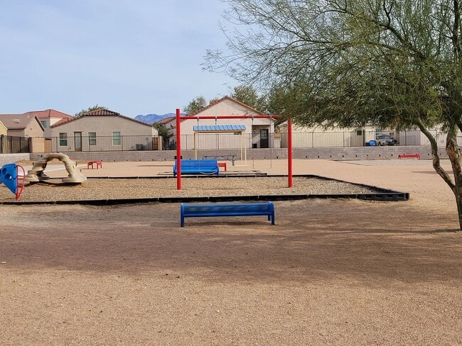 Building Photo - Beautiful 3/2 bath home located in Chaparral Terrace gated community.