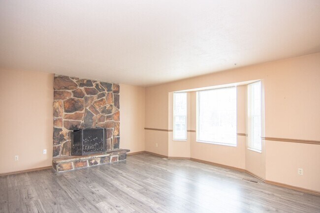 Building Photo - Really Nice 4 bedroom 3 Bath Home on Spacious Lot!