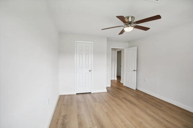 Building Photo - 906 S Rd