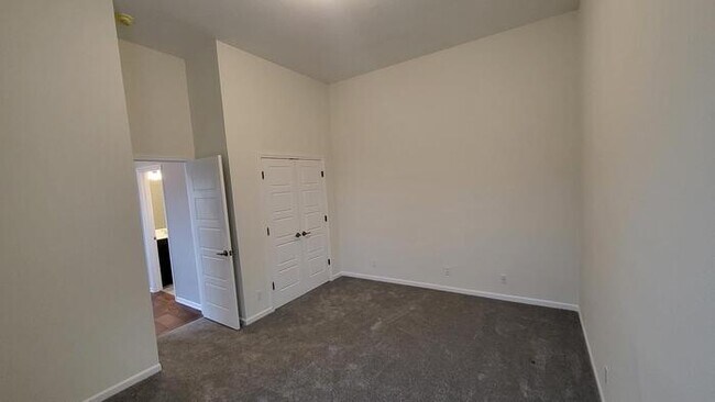 Building Photo - Maintenance free living in Blue Valley School district