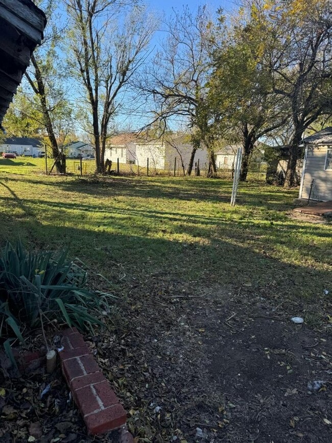 Building Photo - 835 E Walnut St