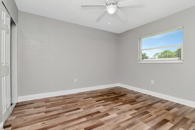 Building Photo - Beautifully Updated 3/2 in Bradenton — Up ...
