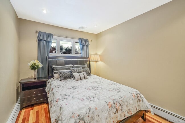 Building Photo - 6 Fairfields Ln