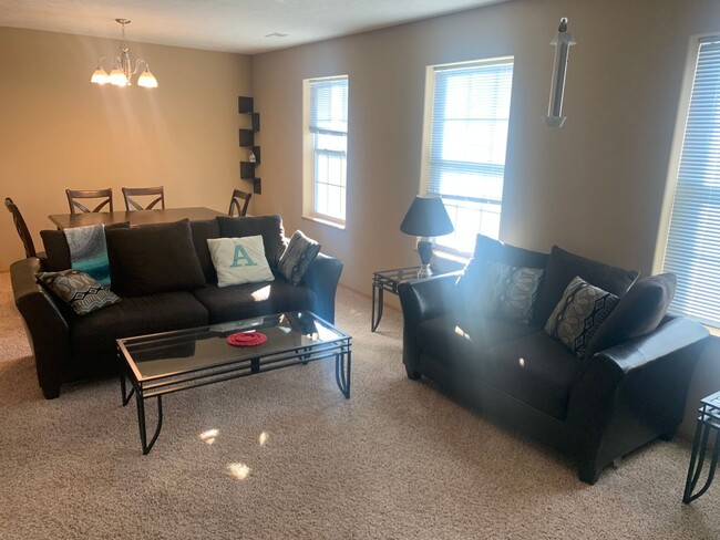 Building Photo - 2 bedroom fully furnished townhome