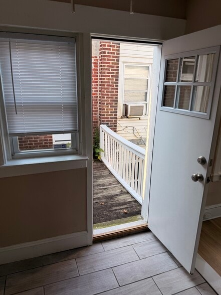 Building Photo - 204 W 35th St