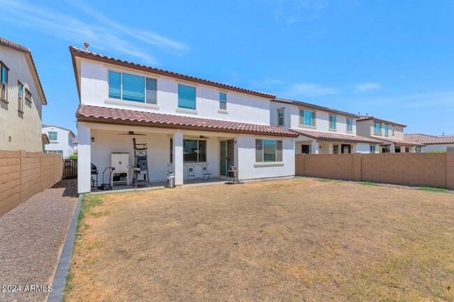 Building Photo - Charming 5-bedroom 3 car garage home in Go...