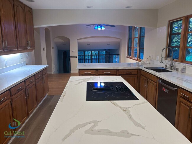 Building Photo - $4,595 - Large Gorgeous 3/2 Tri-Level Home with Beautiful Views in Gilroy near Wineries