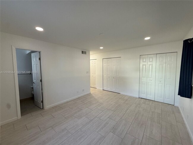 Building Photo - 609 NE 14th Ave