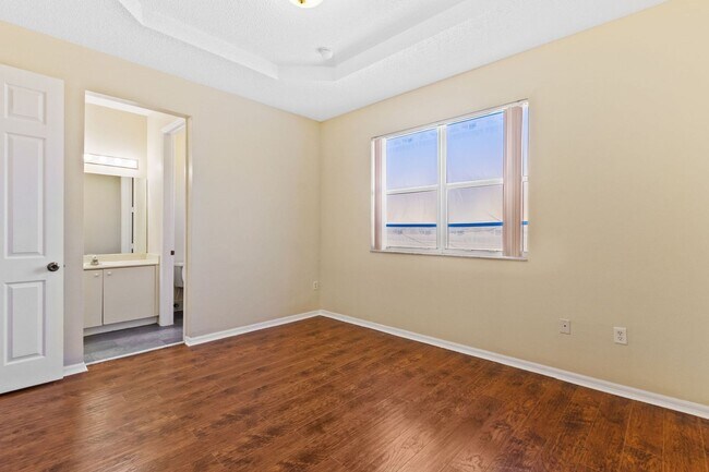 Building Photo - Spacious 3-bedroom, 3-bathroom home