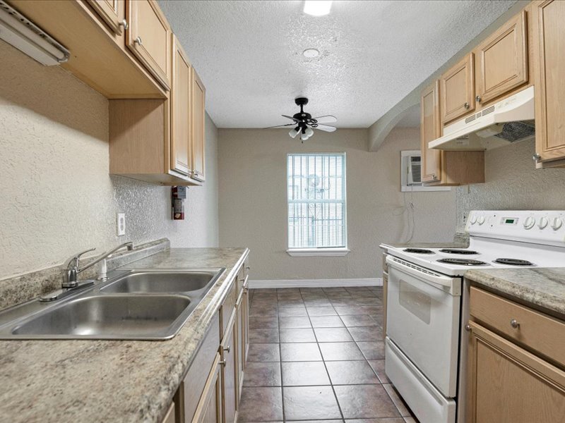 Building Photo - 5846 Elm Valley Dr