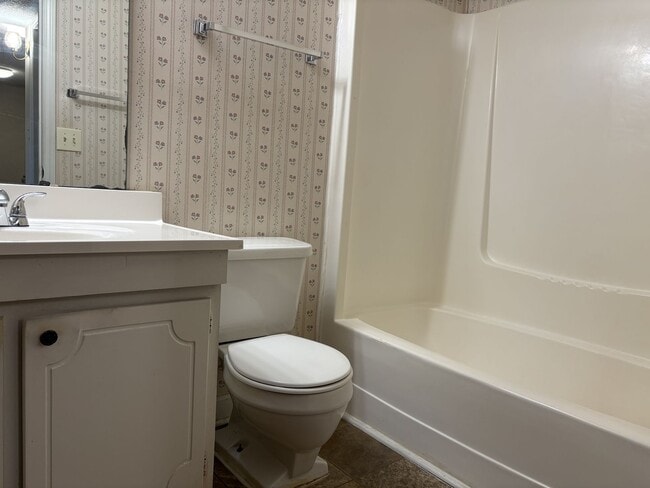 Building Photo - 1 Bedroom, 1 Bathroom Condo in High Point!