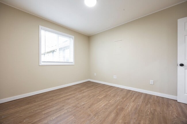 Building Photo - Spacious 5 bed/2 bath in SE Portland