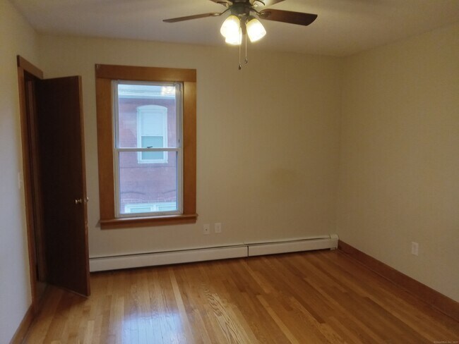 Building Photo - 109 S Cherry St