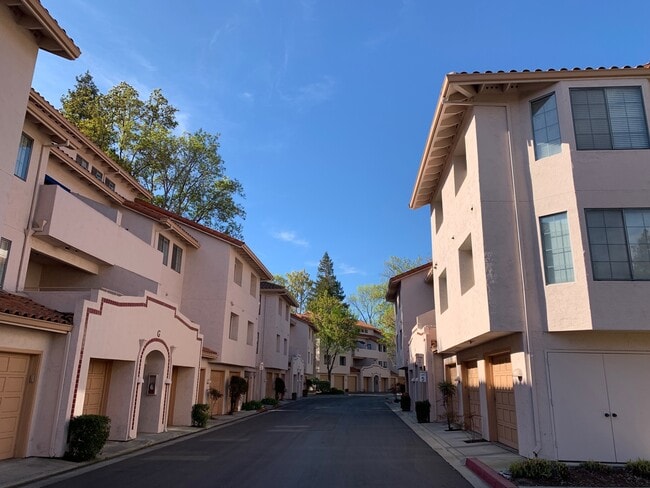 Building Photo - 10252 Danube Dr