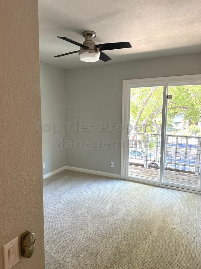 Building Photo - Beautiful and spacious 4 Bed/ 2.5 Bath/ 2,...