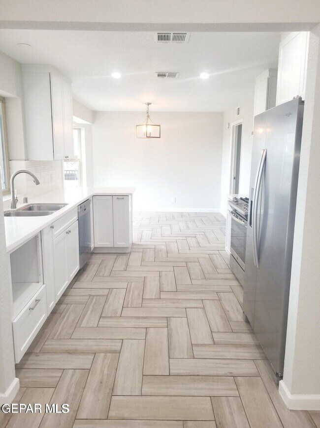 Building Photo - 408 Hollydale Dr