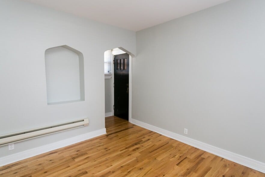 Building Photo - 4418 N Wolcott Ave
