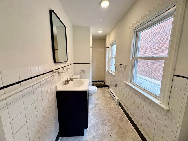 Building Photo - 133 W Maple St