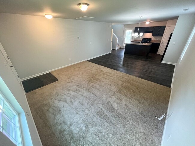 Building Photo - Beautiful 3 bedroom, 2 1/2 bathroom home i...