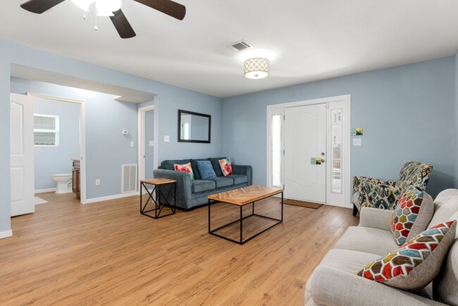 Building Photo - 2116 Live Oak St