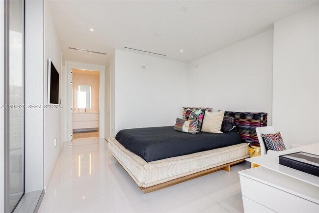 Building Photo - 300 Biscayne Blvd Way