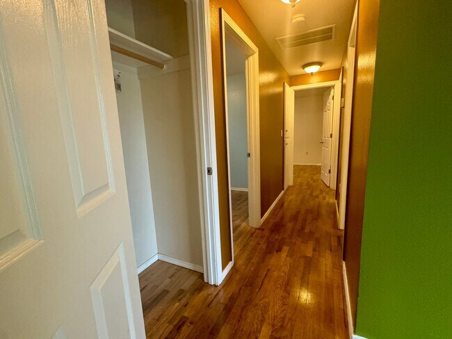 Building Photo - Charming 3-Bedroom Home in Lakewood with Spacious Yard & Modern Comforts