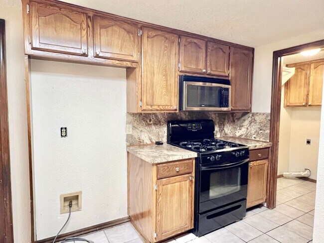 Building Photo - 4-bed 2-bath 2-car For lease SW Moore