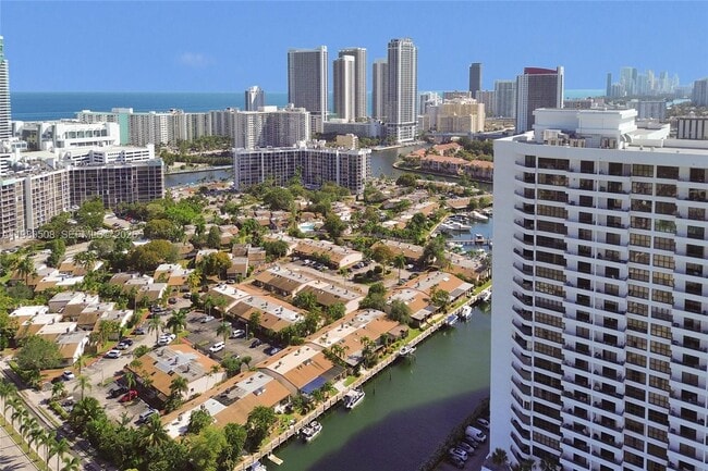 Building Photo - 2619 Parkview Dr S