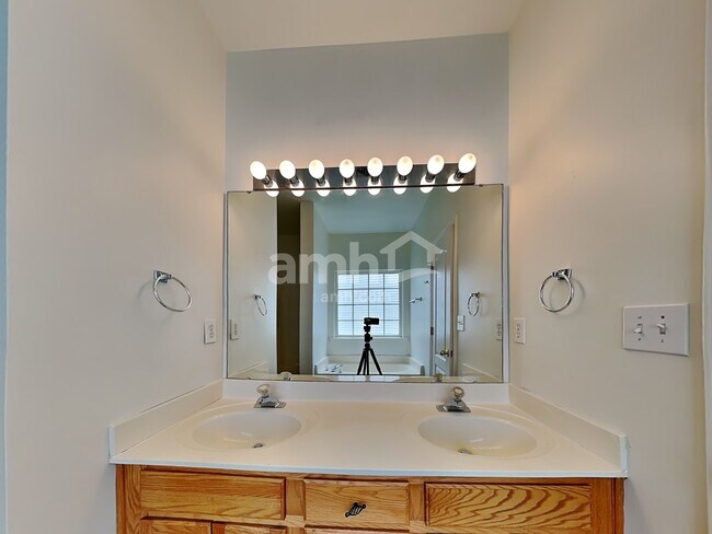 Building Photo - 3439 Silverlake Ct