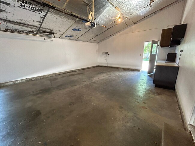 Building Photo - 5 Bed 2 Bath Home with 2 Car Attached Gara...