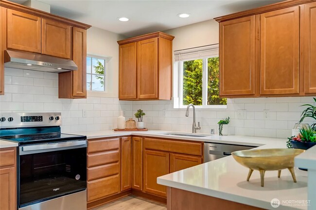 Building Photo - Beautifully Updated 3-Bedroom Townhome with Garage in Prime Lynnwood Location