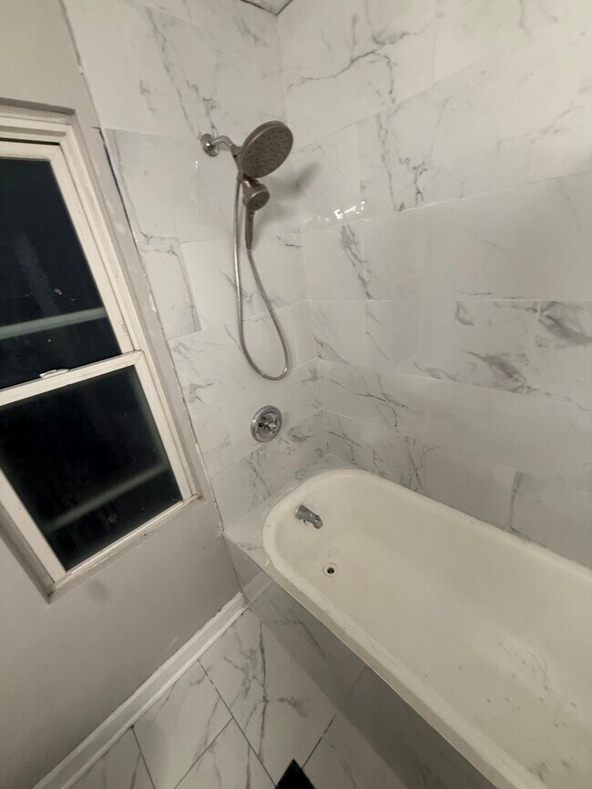 Building Photo - 746 N Schuyler Ave