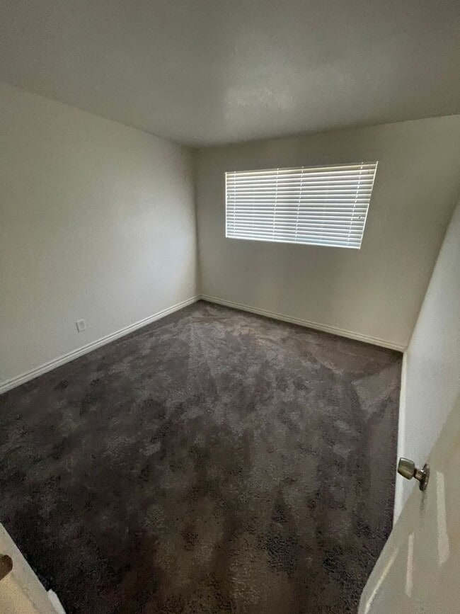 Building Photo - 3 BEDROOM HESPERIA HOME