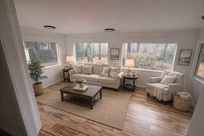 Building Photo - 2114 Crestline Dr